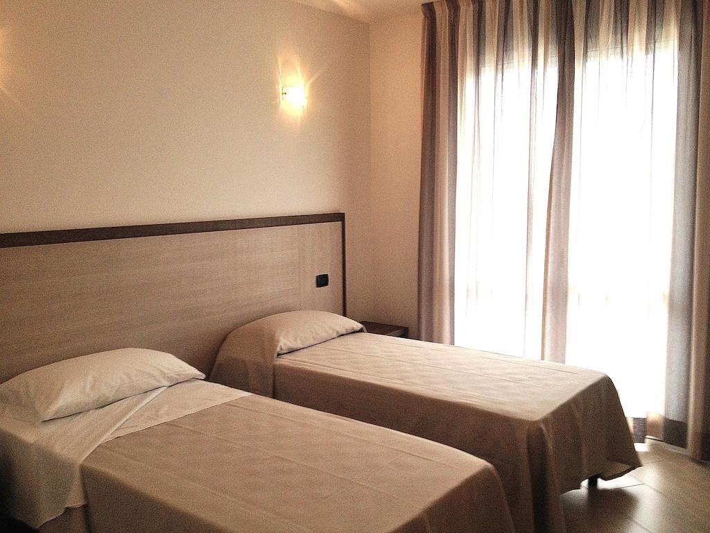 Hotel Lido Inn ลิโด ดิ กามาโยเร ภายนอก รูปภาพ